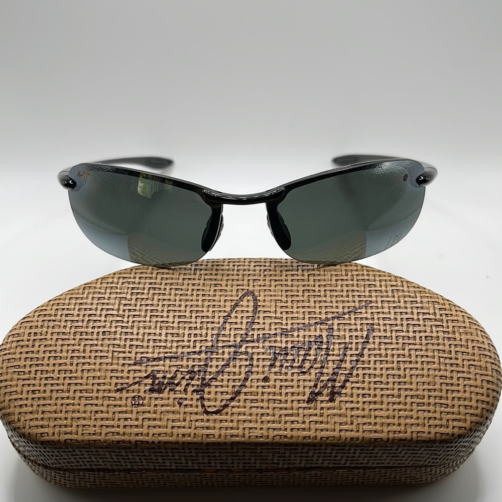 NWOT. Unisex Maui Jim wraparound Sport sunglasses. Black frames with char lens